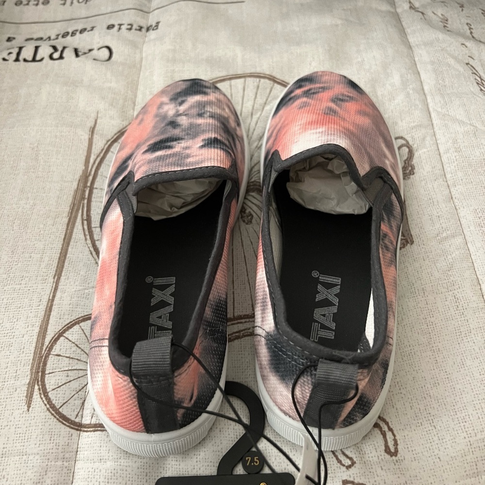 Sneakers - Picture 4 of 5
